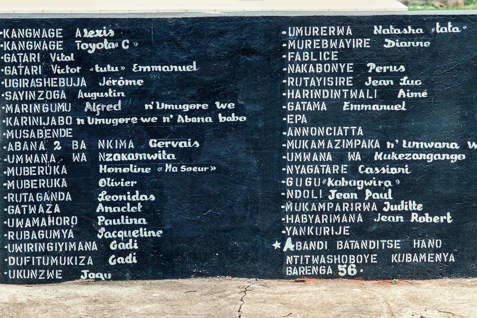 Eine Steintafel mit Namen der getöteten Tutsis in der Gedenkstätte in Ruanda, die an den Massenmord erinnert