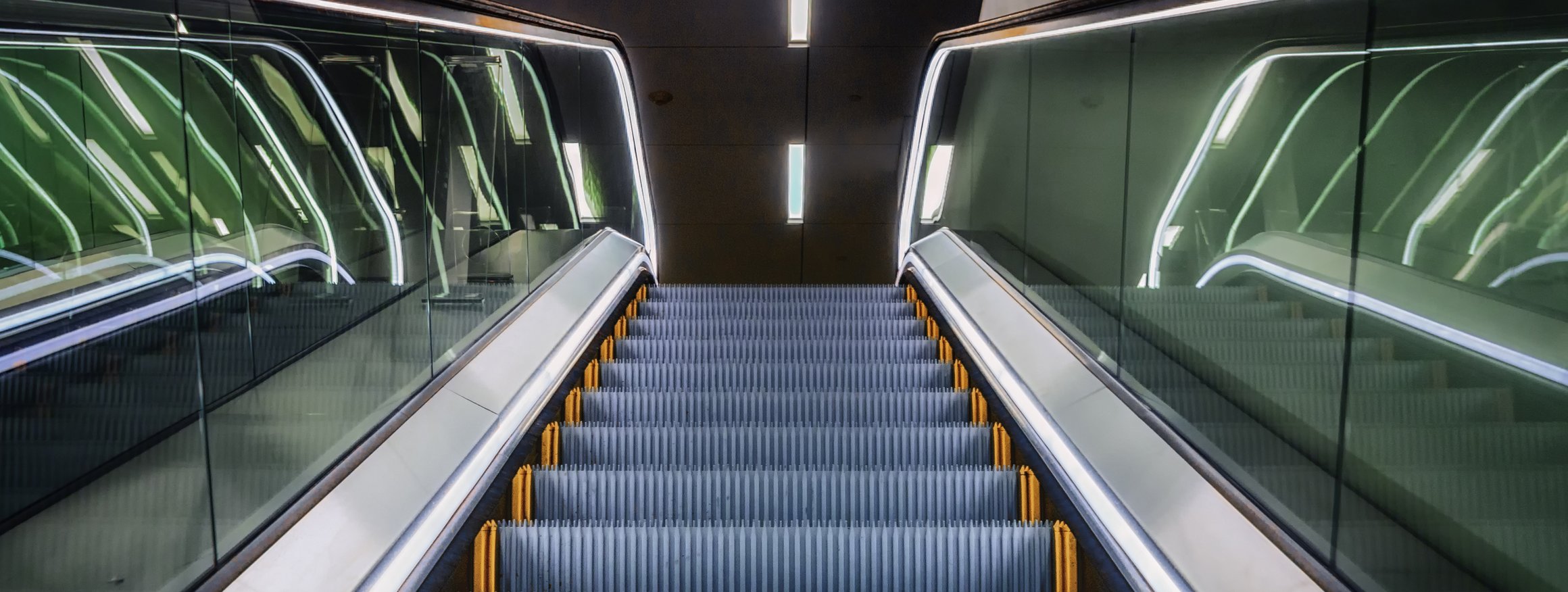 Eine Rolltreppe mit künstlicher Beleuchtung