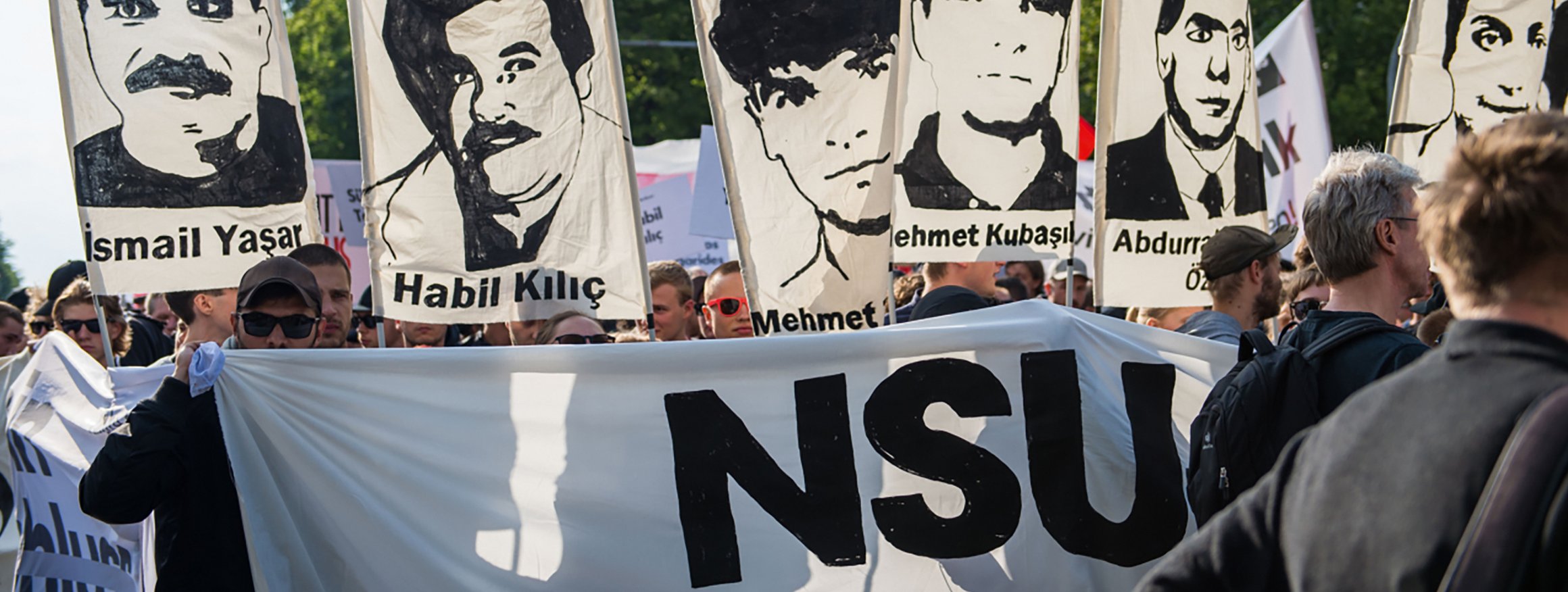 Menschen protestieren gegen die NSU und erinnern an die Opfer der rechtsextremistischen Gruppe