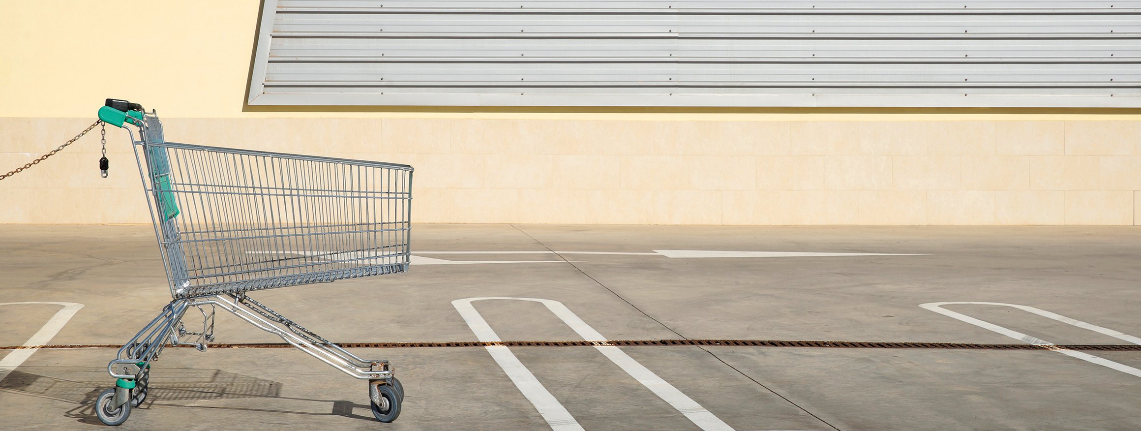 Ein Einkaufswagen steht verlassen in einer Tiefgarage