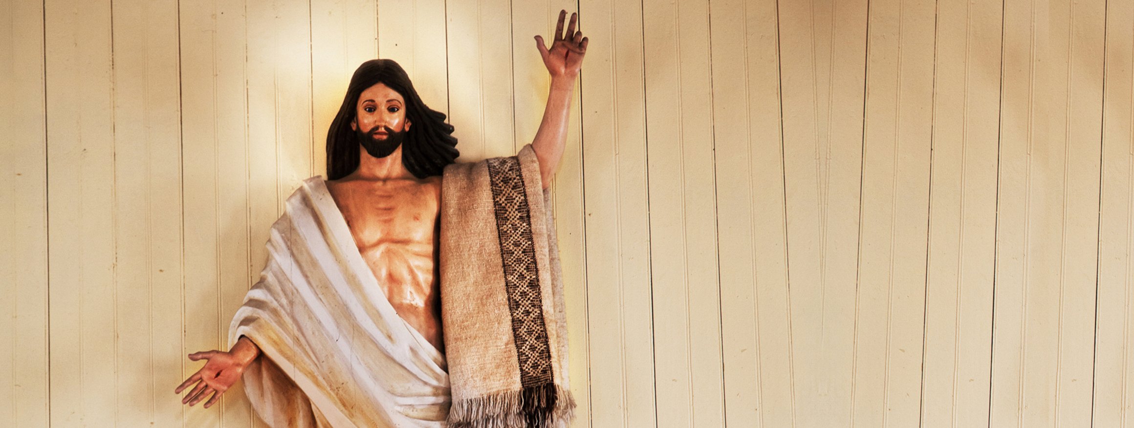 Jesus im Gewand hat die Arme ausgebreitet