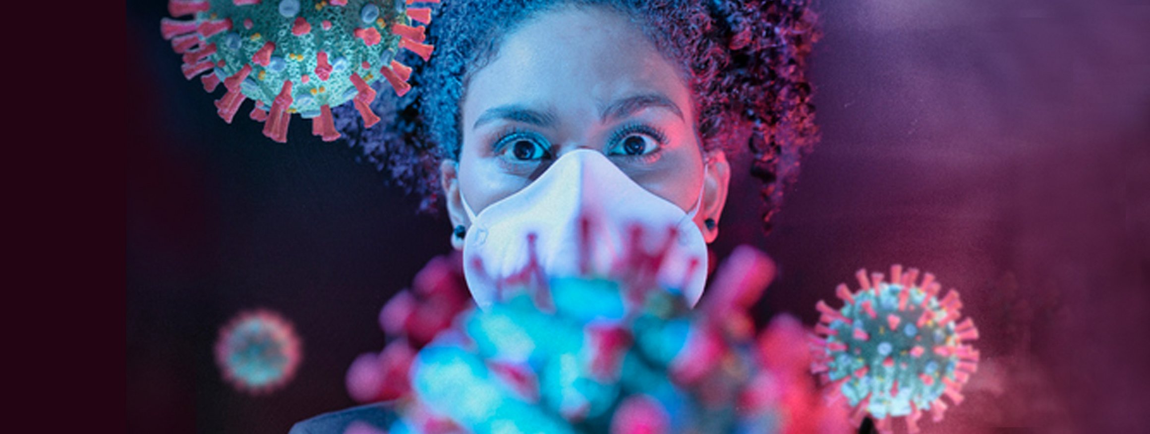 Foto zeigt eine Frau mit medizinischer Schutzmaske, die von Coronaviren träumt.