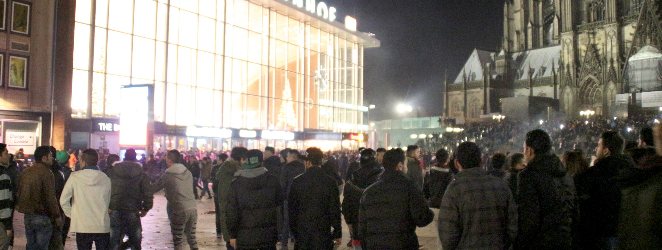 Männer stehen in der Silvesternachr 2015 auf dem Kölner Domplatz vor dem Hauptbahnhof