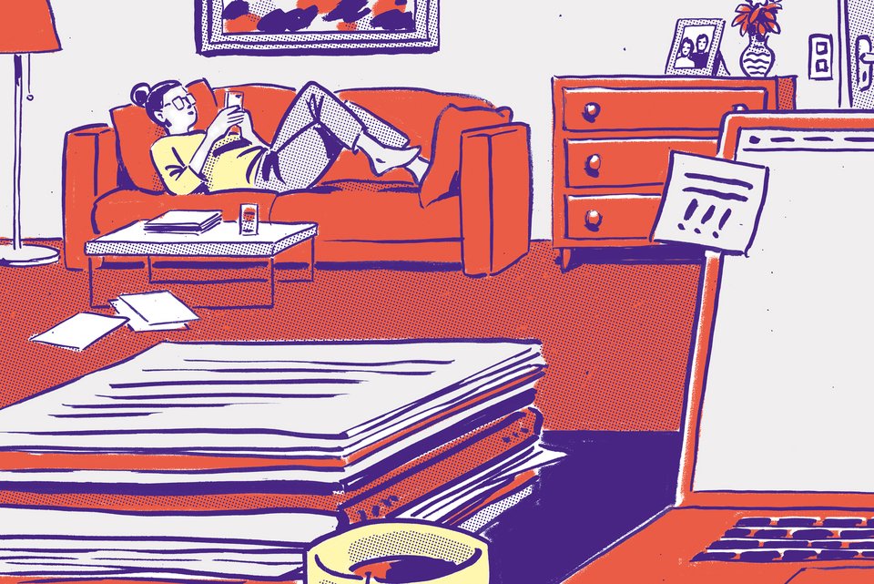 Die Illustration zeigt eine junge Frau auf dem Sofa liegend, die sich mit ihrem Smartphone beschäftigt, während auf ihrem Schreibtisch die Arbeit sich stapelt