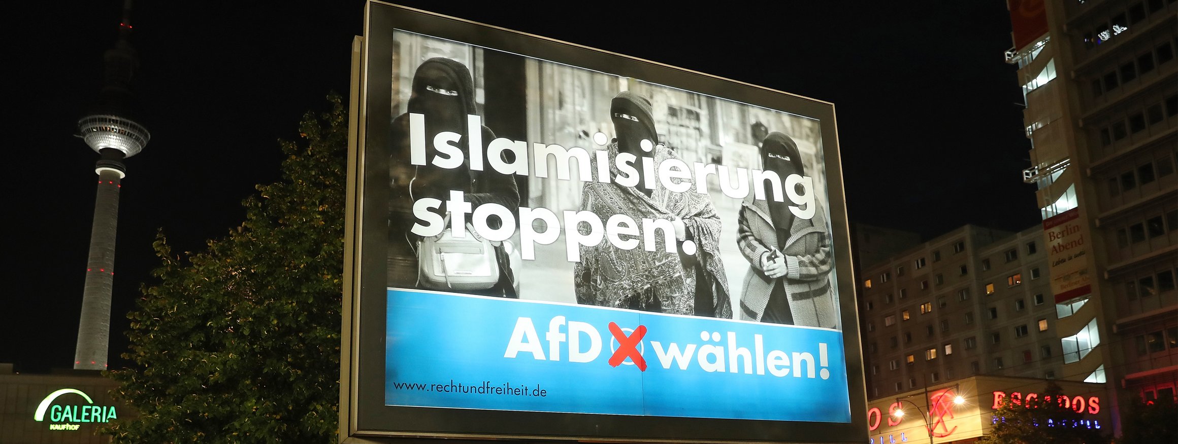 Das Foto zeigt ein Plakat der AFD am Alexanderplatz, dass die Aussage hat: "Islamisierung stoppen. AFD wählen!"