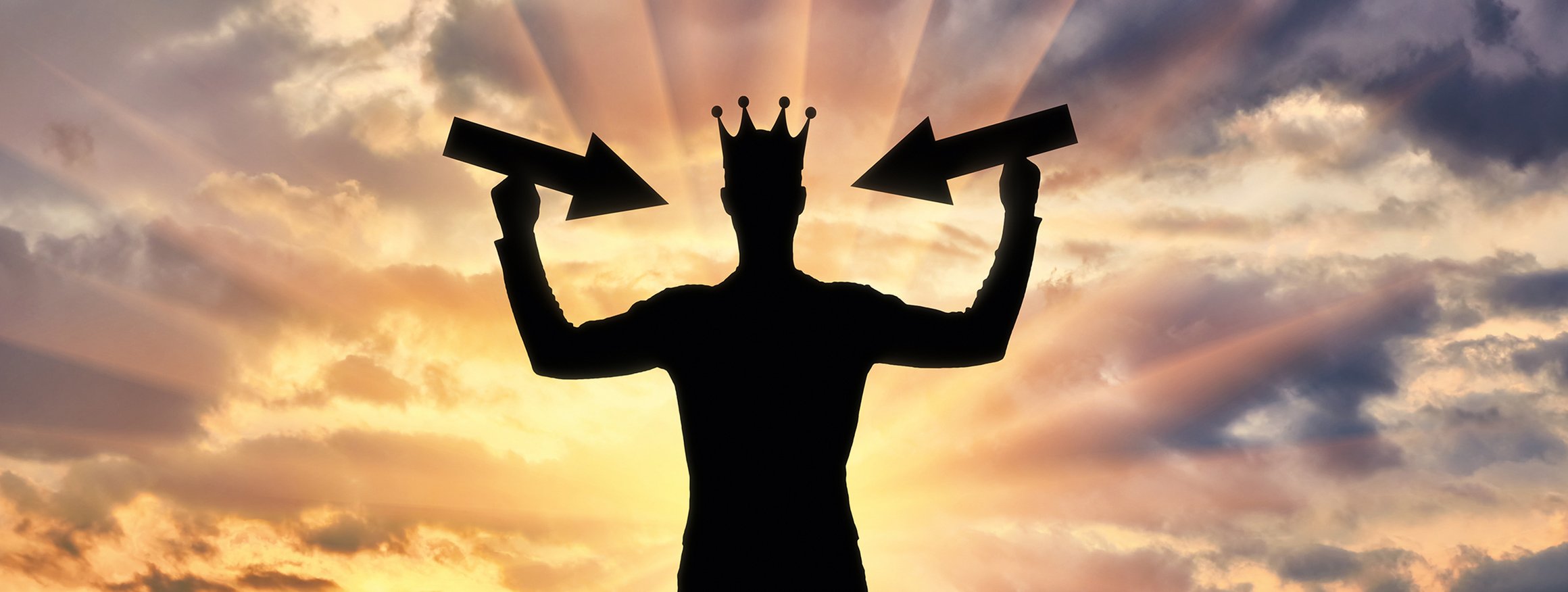 Die Silhouette einen Mannes, der eine Krone trägt und in Siegerpose im Sonnenuntergang dasteht, daneben sind zwei Pfeile, die auf ihn zeigen