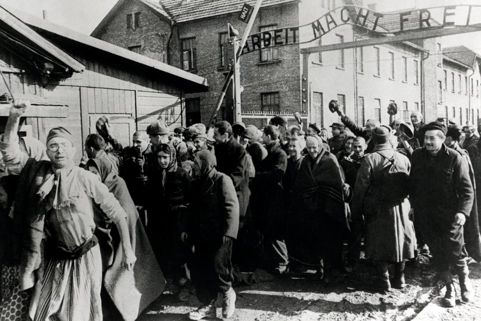 Überlebende des Konzentrationslagers Ausschwitz im Februar 1945