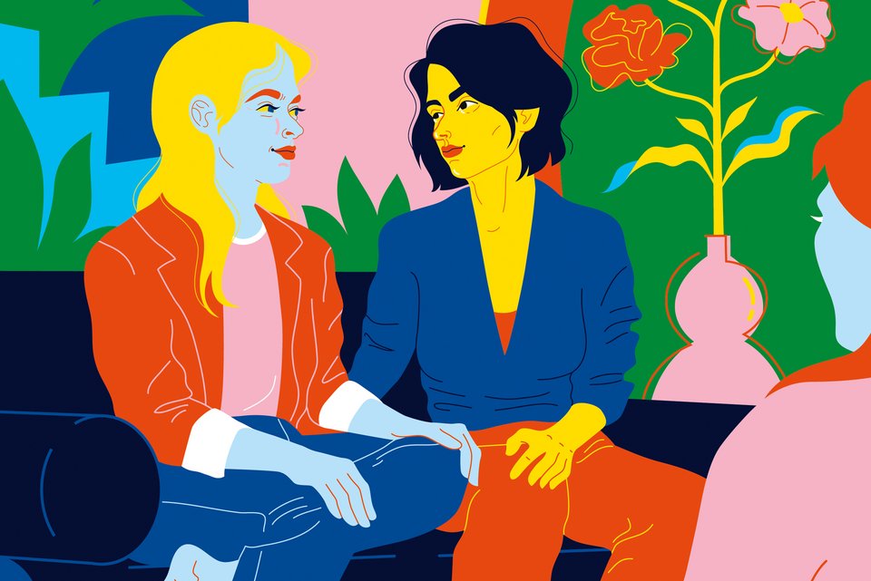 Die Illustration zeigt zwei Frauen, die einannder zugewandt, in einer Therapiesitzung sind zusammen mit ihrer Therapeutin, dahinter steht eine Vase mit Blumen