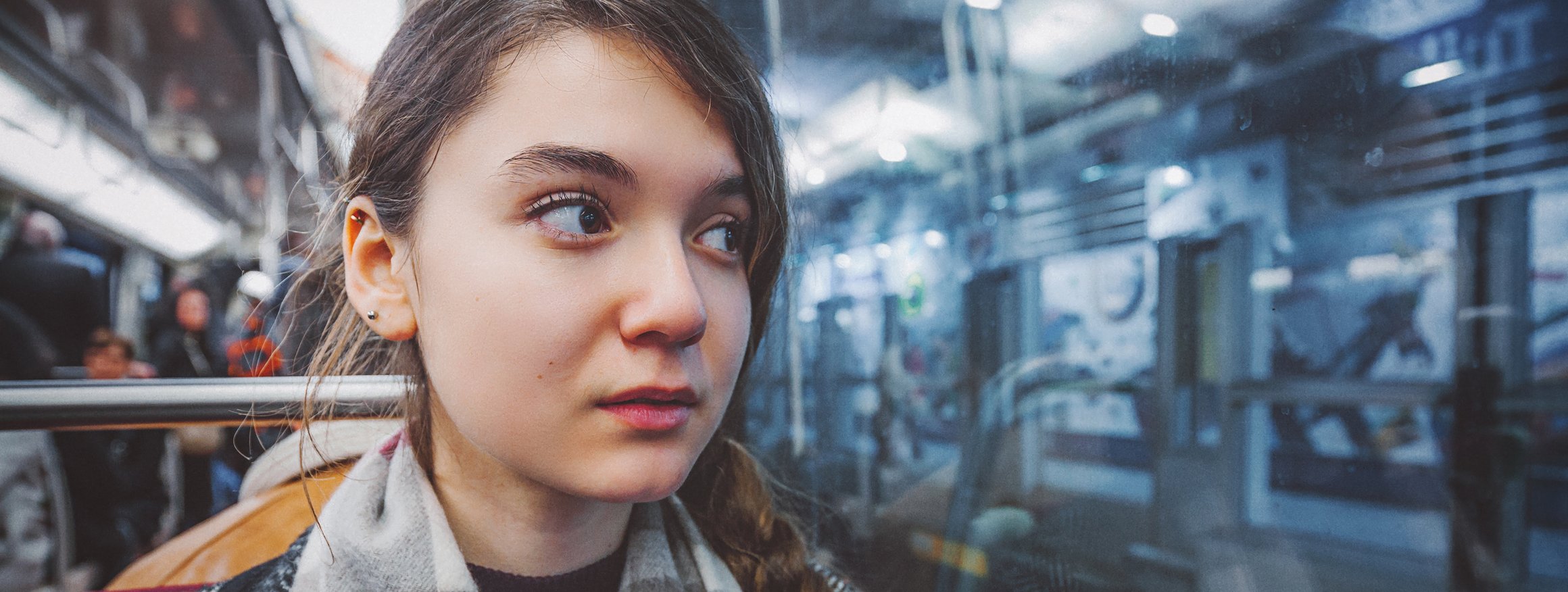 Eine Mädchen fürchtet sich sichtlich in der U-Bahn.
