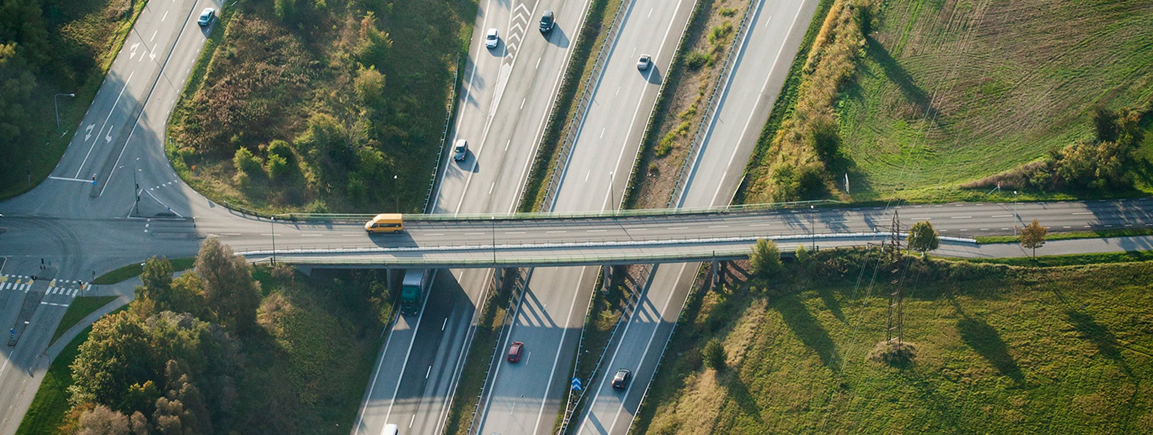 Autobahnstraßen, die sich kreuzen, die zum schnell fahren und auch zum Rasten genutzt werden