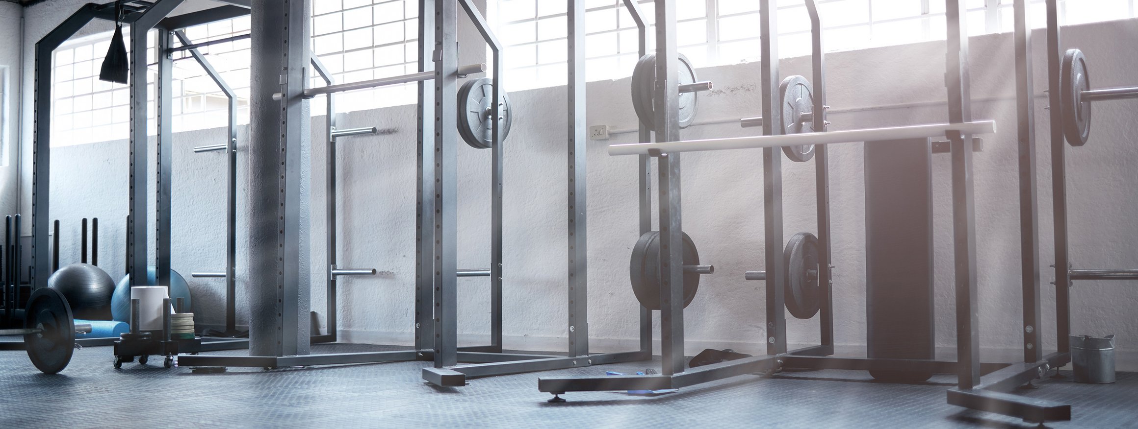 Ein Fitnessstudio mit Geräten und Gewichten 