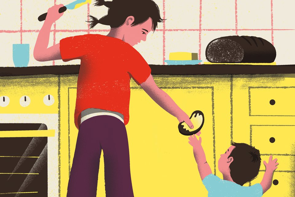 Die Illustration zeigt ein Mädchen, dass in der Küche fürsorglich seinem kleinen Bruder ein Brot schmiert und gibt