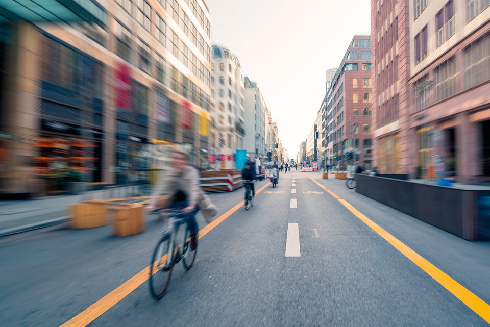 Radfahrer fahren in einer Stadt auf einem großen Fahrradweg