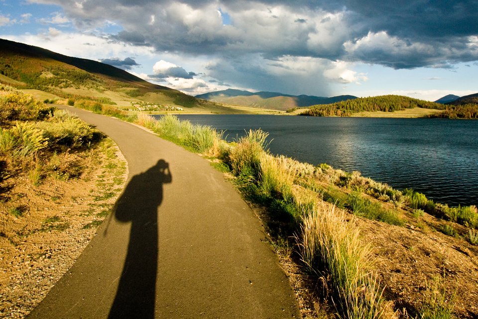 Foto zeigt den Schatten eines Wanderers, der nach dem richtigen Weg sucht. 