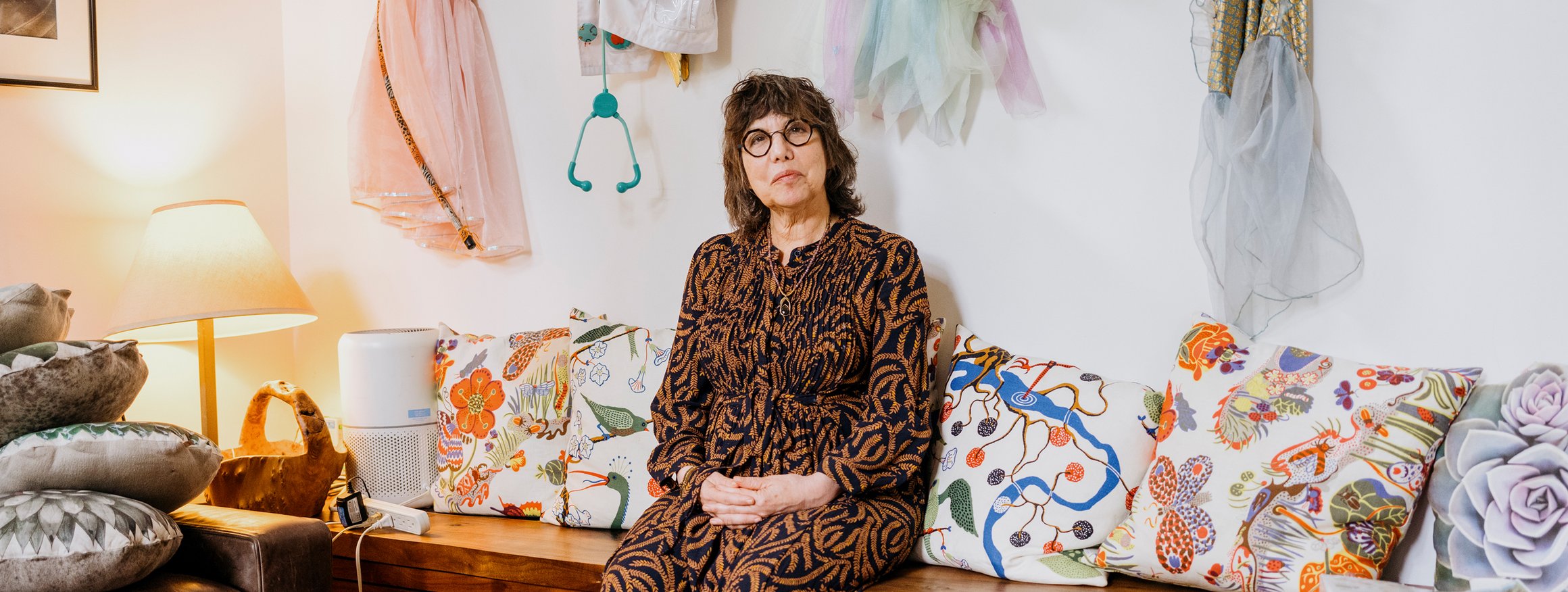 Die Forscherin, leidenschaftliche Mutter und Großmutter, Alison Gopnik, sitzt bei sich zuhause in einem Spielzimmer für ihre zahlreichen Enkel