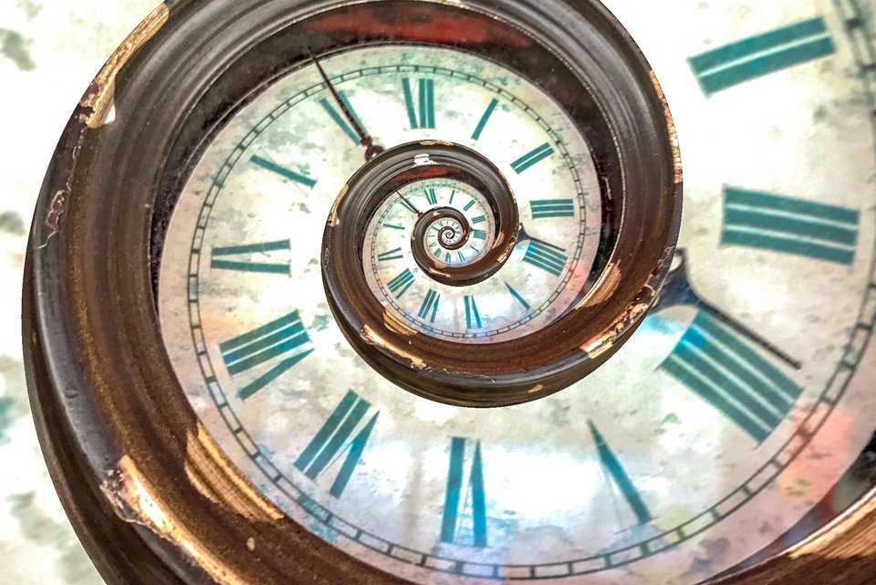 Das Foto zeigt eine spiralförmige Uhr, die die Verbindung von linearer und zyklischer Zeit ausdrückt.