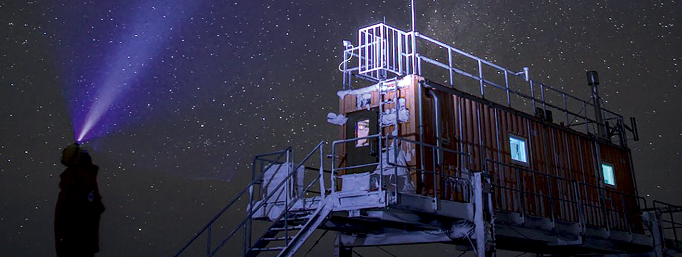Ein Mann schaut in den Sternenhimmel am Spurenstoffobservatorium der Neumayer-Station in der Antarktis