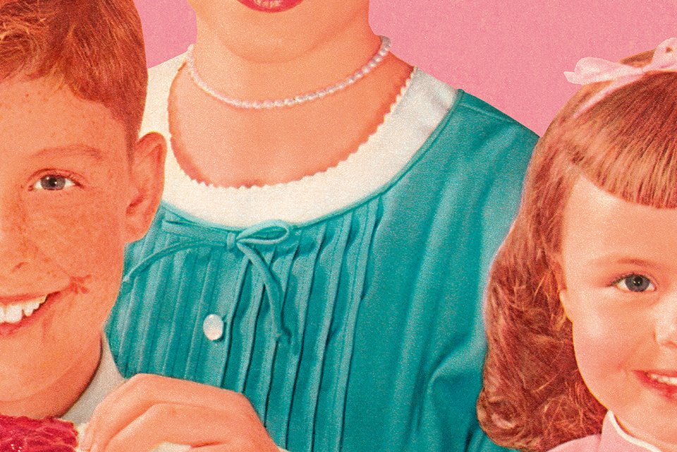 Die Illustration im Stil der 50er-Jahre zeigt zwei lächelnde Kindergesichter jeweils zur Hälfte, dahinter steht eine Mutter mit weißer Perlenkette und rotem Lippenstift