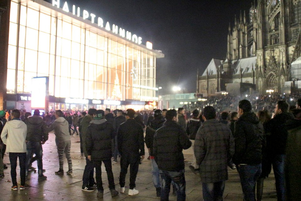Männer stehen in der Silvesternachr 2015 auf dem Kölner Domplatz vor dem Hauptbahnhof