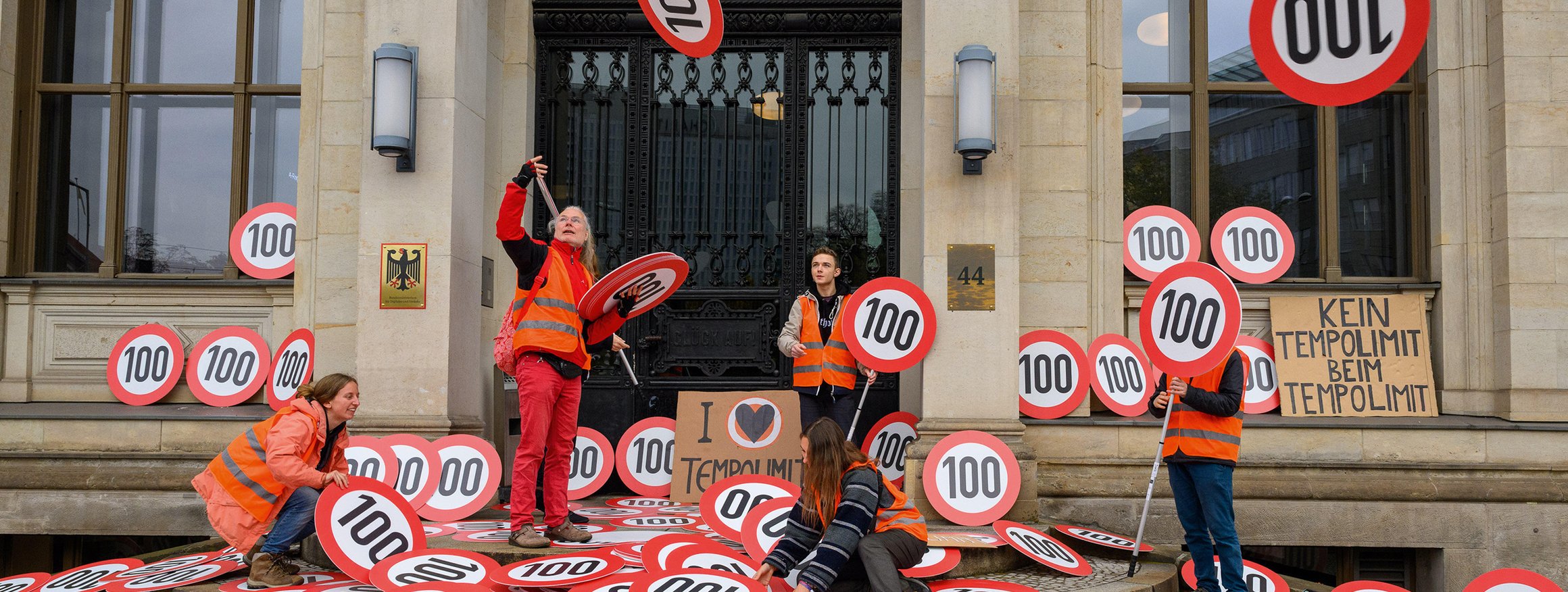 Aktivistinnen und Aktivisten der "Letzten Generation" bringen Tempo-100-Schilder zum Bundesministerium für Digitales und Verkehr in Berlin im Oktober 2022