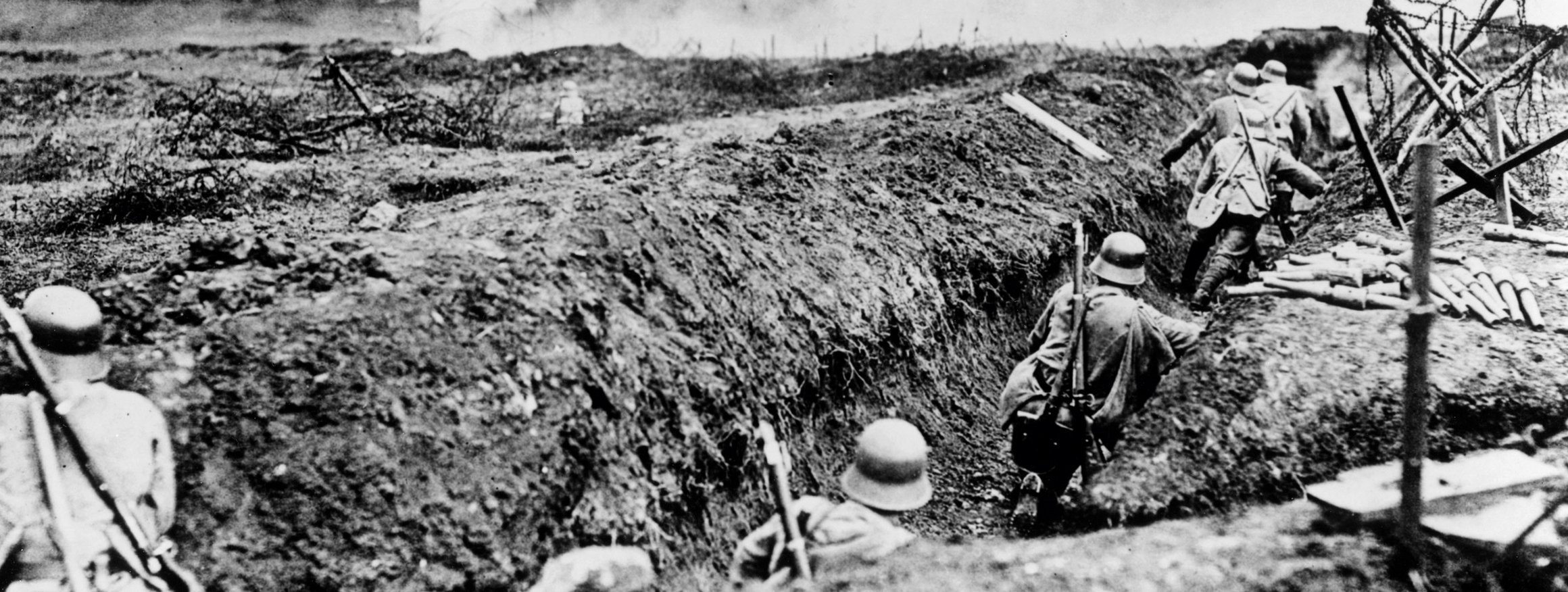 Die schwarz-weiß-Fotografie zeigt Soldaten im Ersten Weltkrieg im Schützengraben bei Sedan