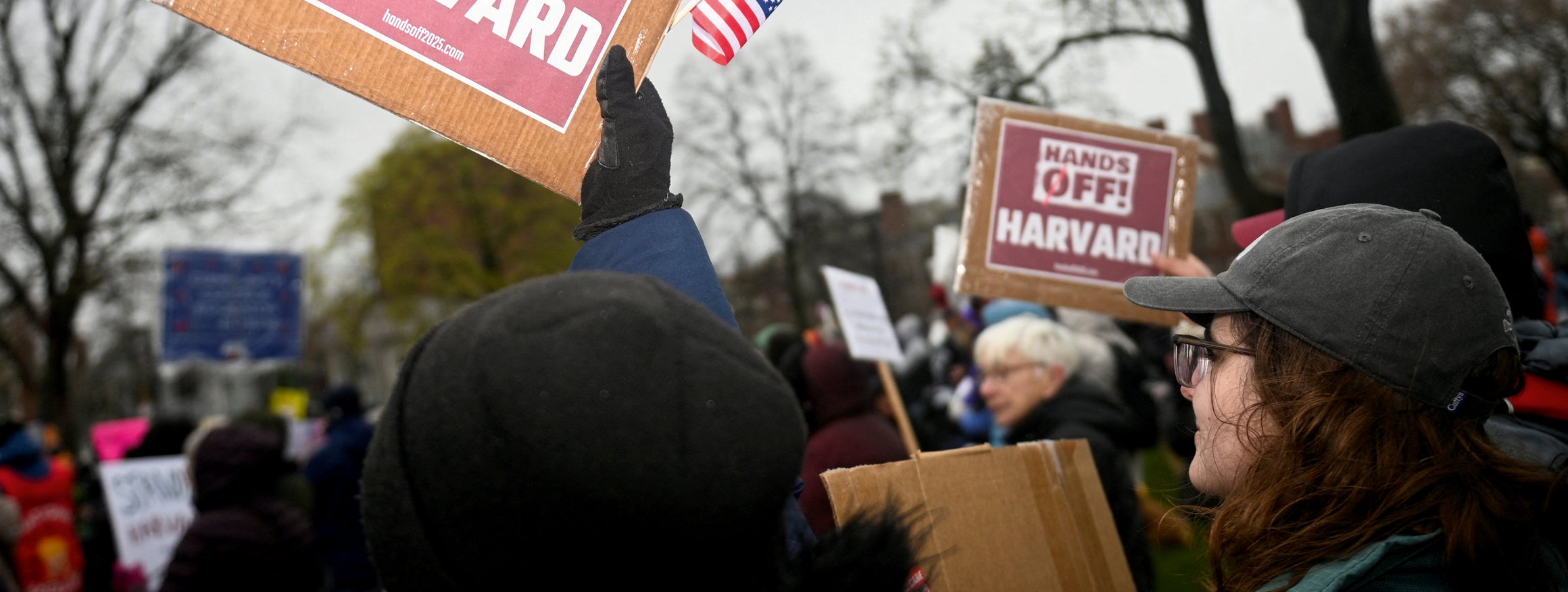 Studenten der Harvard-Univesität in den USA bei einer Demonstration gegen Bugetkürzungen und Trumps Einmischungen