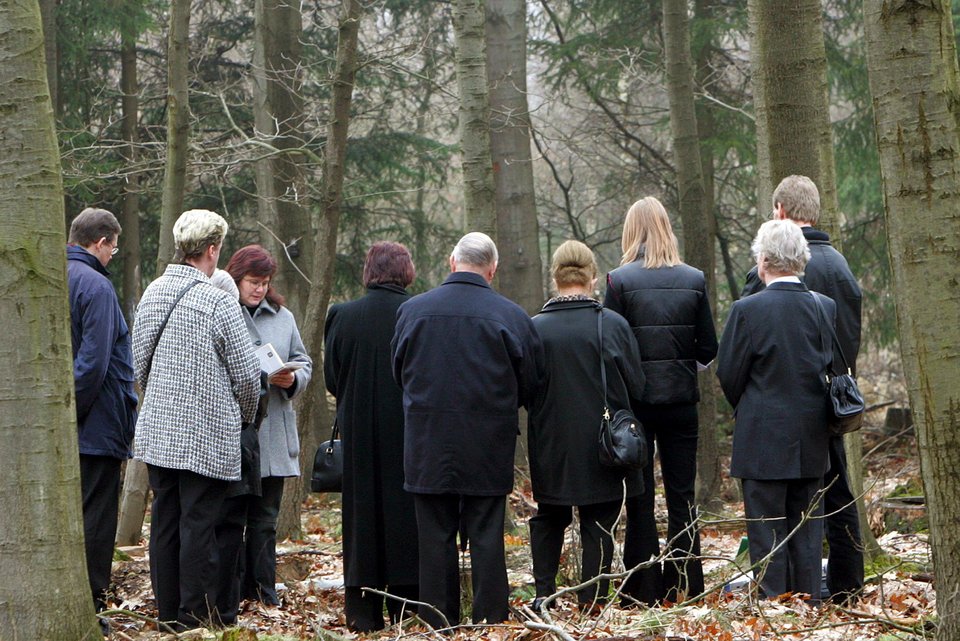 Das Foto zeigt eine Urnenbeisetzung in einem Friedwald. 