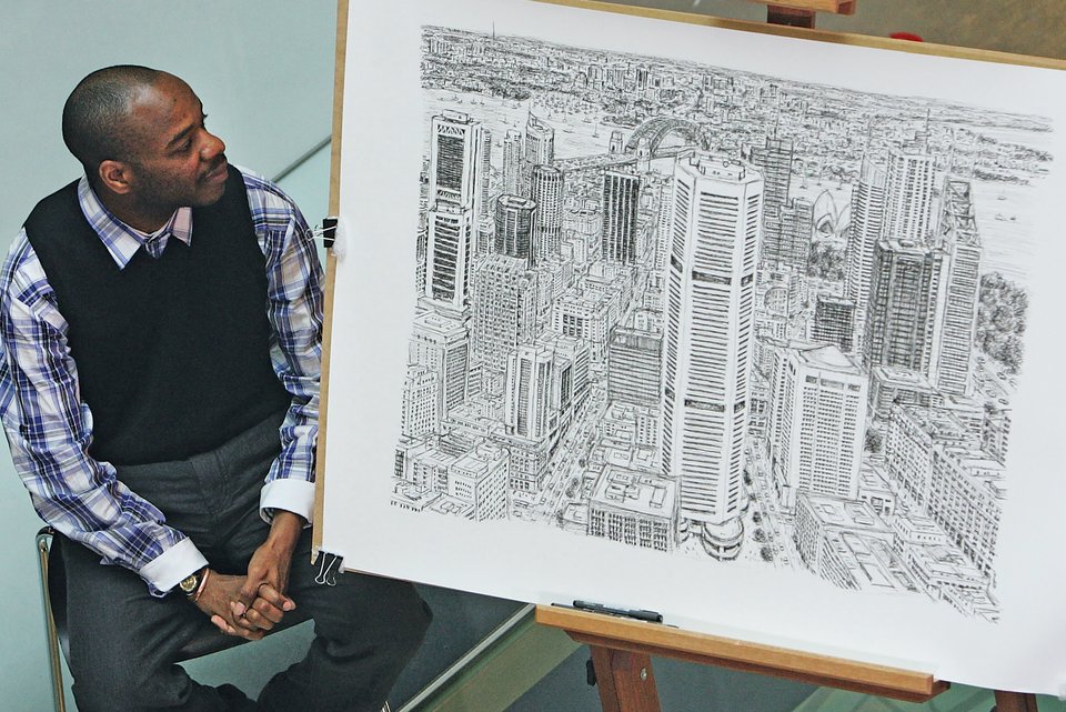 Der britische Künstler Stephen Wiltshire hat eine Autismus-Spektrum-Störung und sitzt vor seinem gezeichneten Bild, das eine große Stadtkulisse zeigt, die er exakt aus dem  Gedächtnis gezeichnet hat