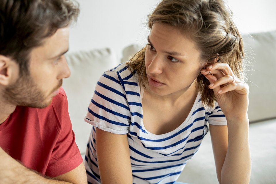 Ein Mann und eine Frau bei einem schwierigen Gespräch, in dem es um Kritik geht