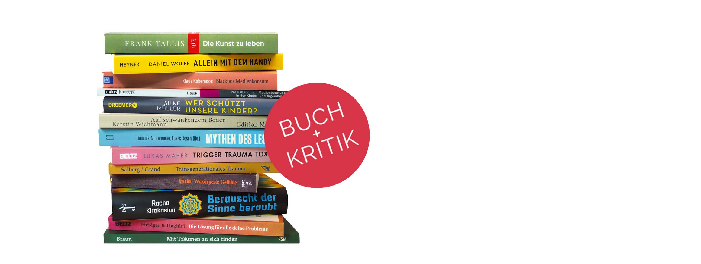 Ein Bücherstapel mit den Büchern, die in Ausgabe 8/2025 vorgestellt werden