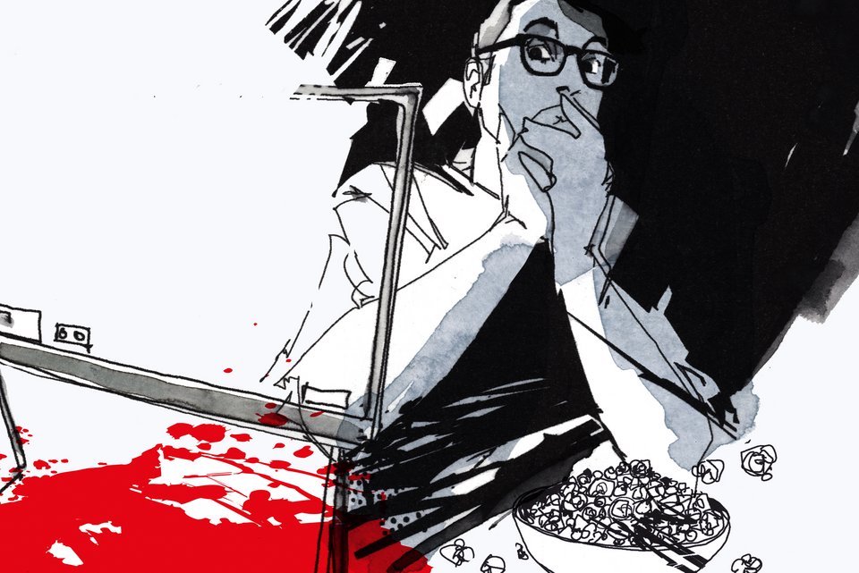 Die Illustration zeigt einen Mann mit Brille der entsetzt sich einen True Crime-Film im Streamingdienst anschaut, neben sich eine Schüssel Popcorn