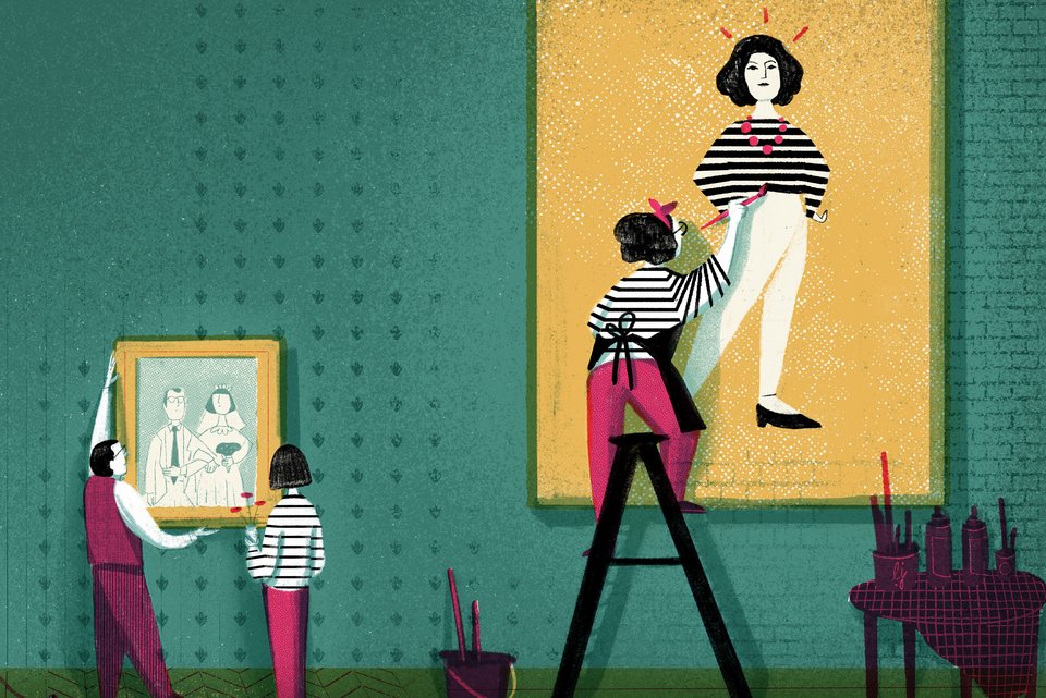 Eine Frau mit gestreiftem Pulli, steht auf einer Leiter mit Pinsel und Farbe und malt ein großes Selbstporträt, daneben ist ein Vater mit einem Mädchen, ebenfalls mit gestreiftem Pulli und hängt ein Familienbild an die Wand.