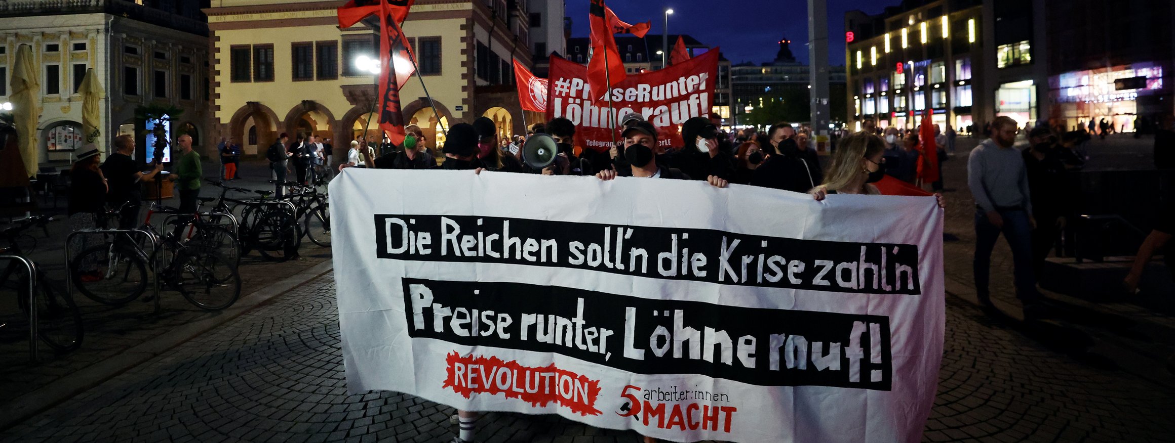 Eine Demonstration in Leipzig im September 2022 abends gegen die Energie- und Sozialpolitik der Bundesregierung.