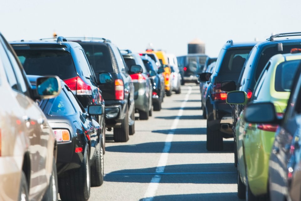 Mehrere Autos stehen im Stau