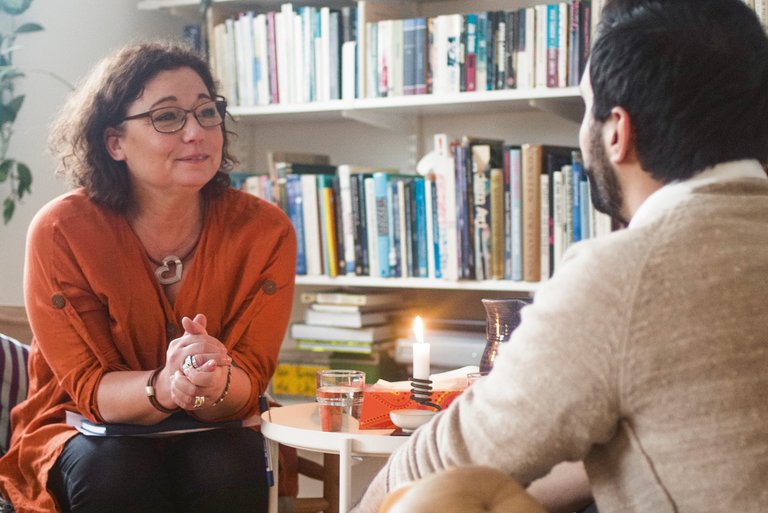 Das Foto zeigt eine Psychotherapeutin im Gespräch mit einem Mann