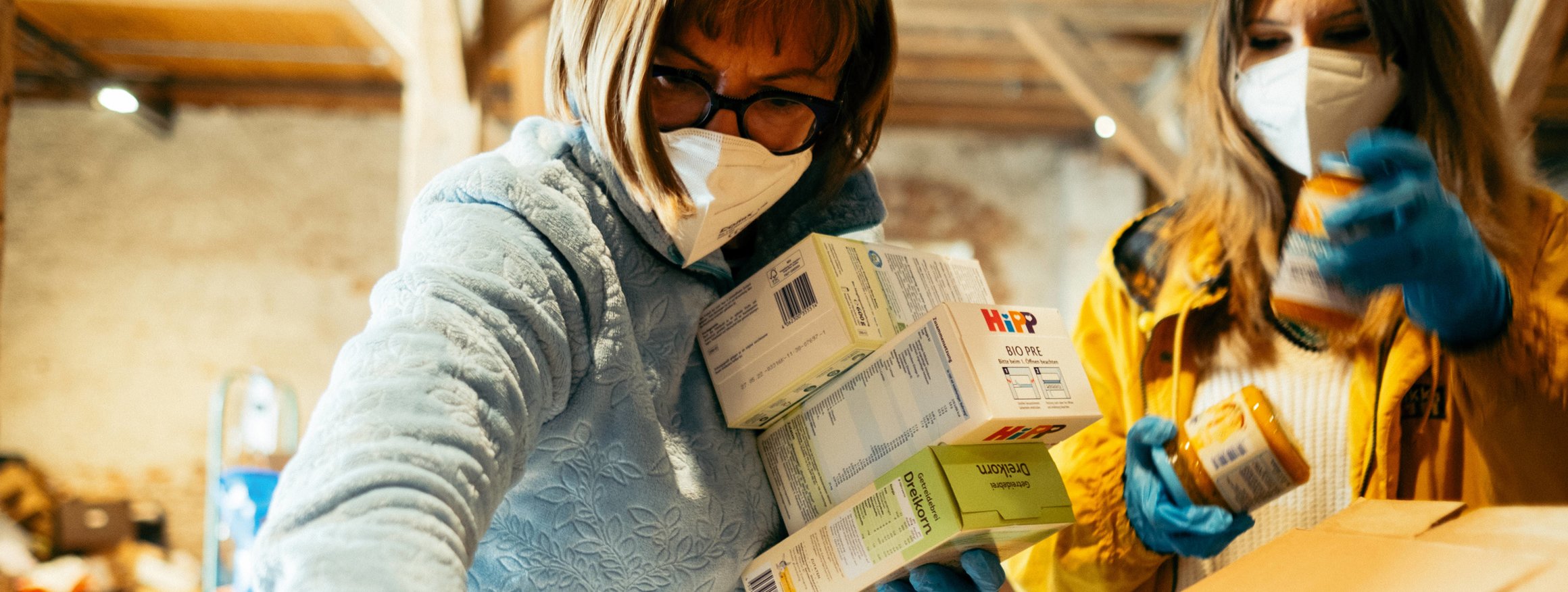 Freiwillige Helfer in Fürstenfeldbruck packen Kartons für Betroffene des Ukraine-Kriegs