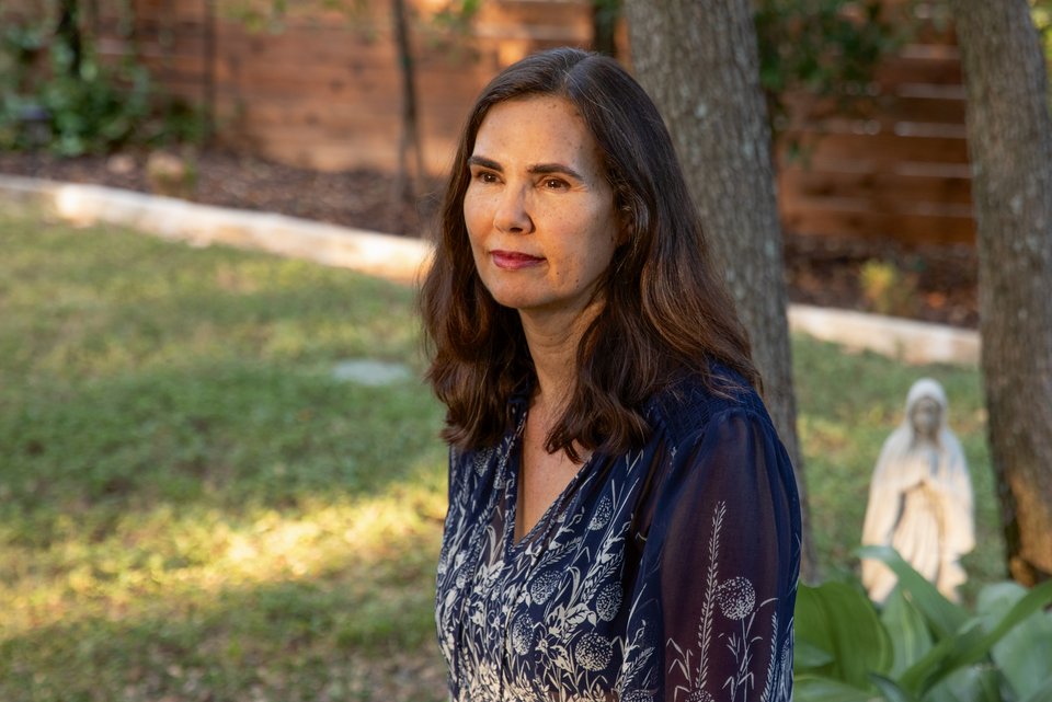 Die Psychologin Kristin Neff sitzt in ihrem Garten in Texas