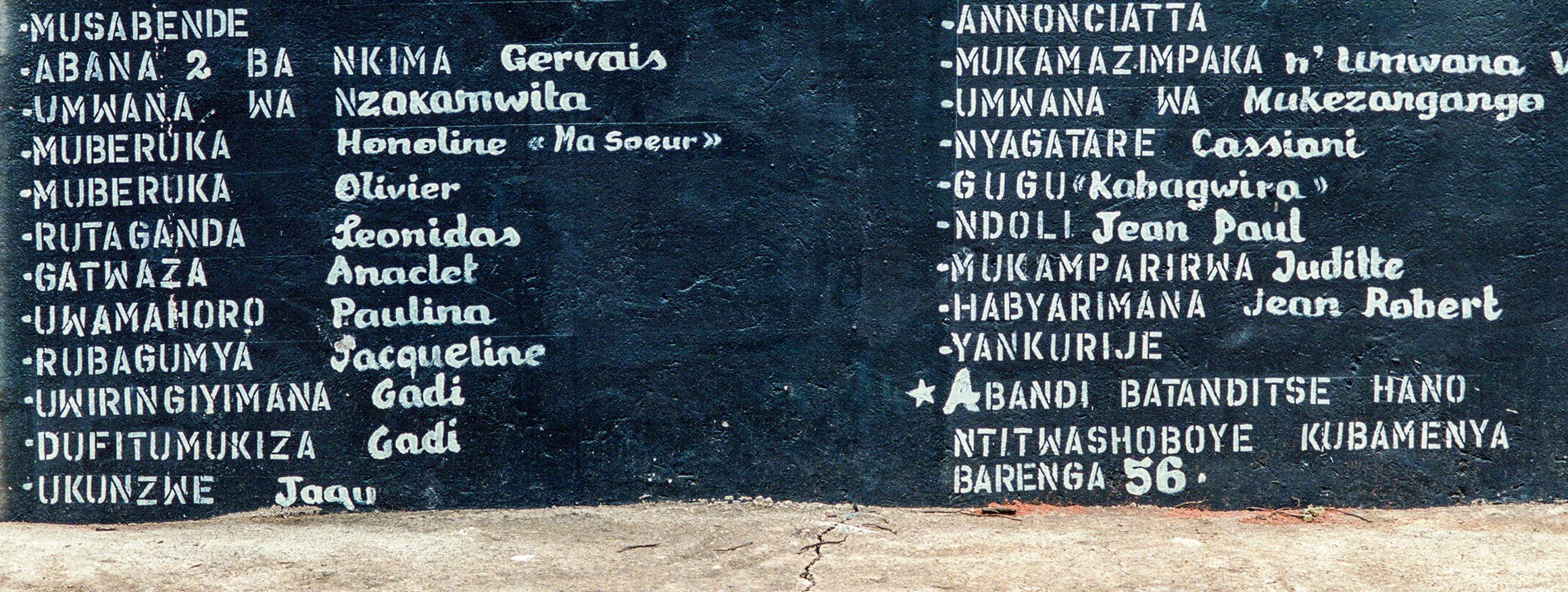 Eine Steintafel mit Namen der getöteten Tutsis in der Gedenkstätte in Ruanda, die an den Massenmord erinnert