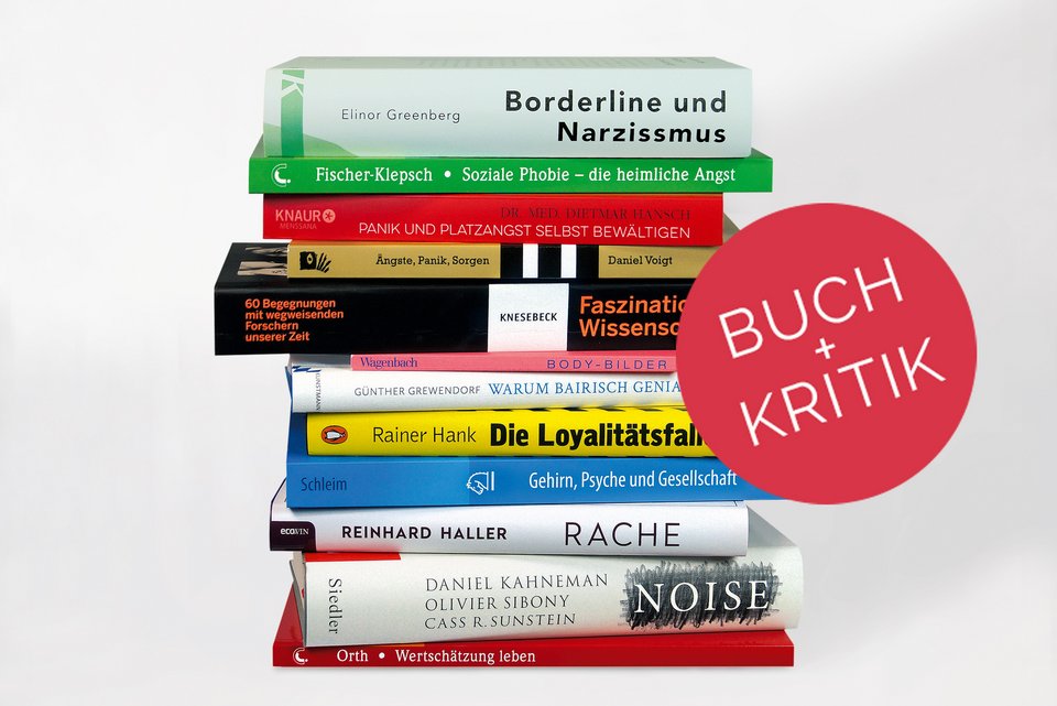 Ein Bücherstapel mit den aktuellen Rezensionen aus der aktuellen Ausgabe 10/2021