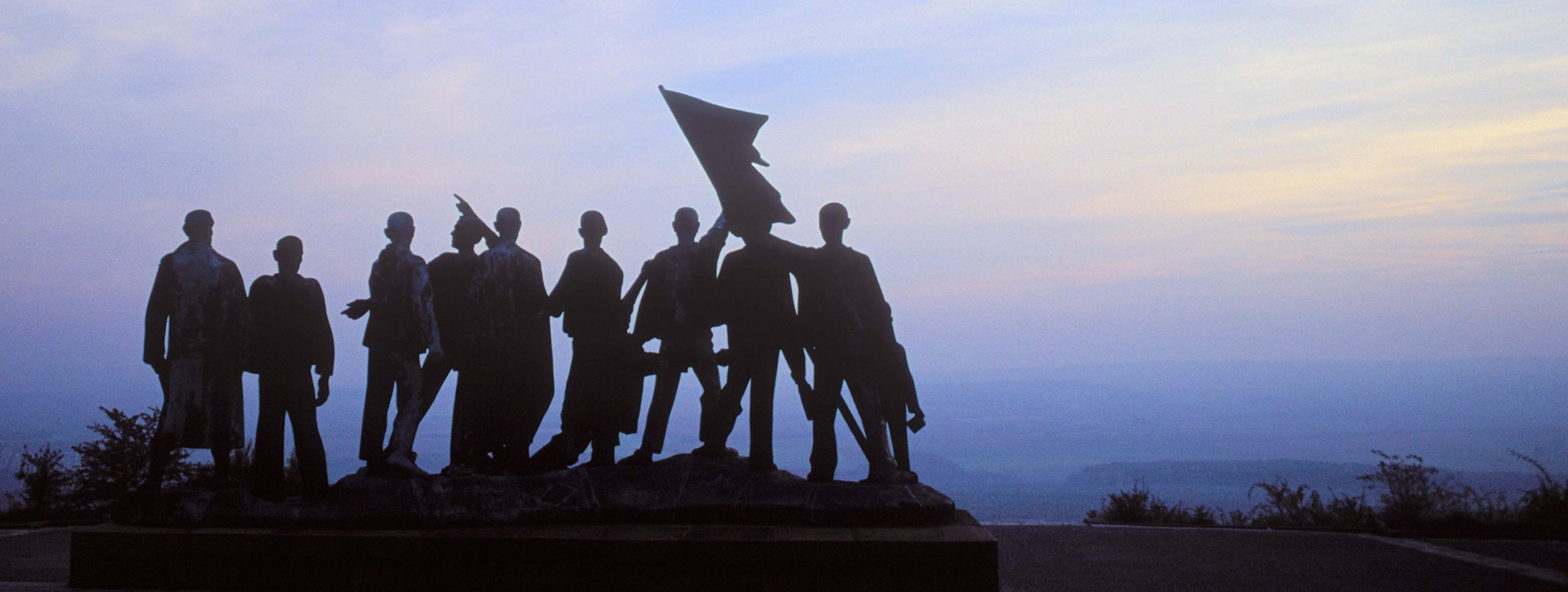 Ein Denkmal in der KZ-Gedenkstätte Buchenwald in der Dämmerung