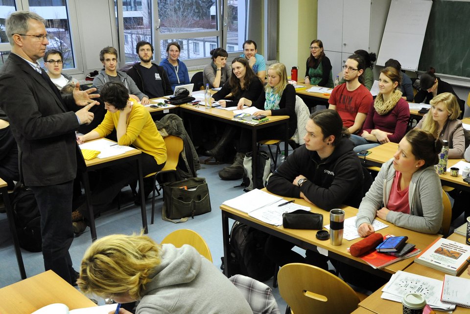 Ein Dozent referiert vor Studierenden der Universität Leipzig