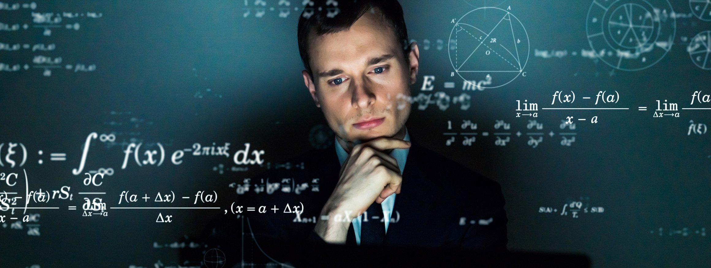 Ein junger Mann im dunklen Anzug denkt über mathematische Formeln nach