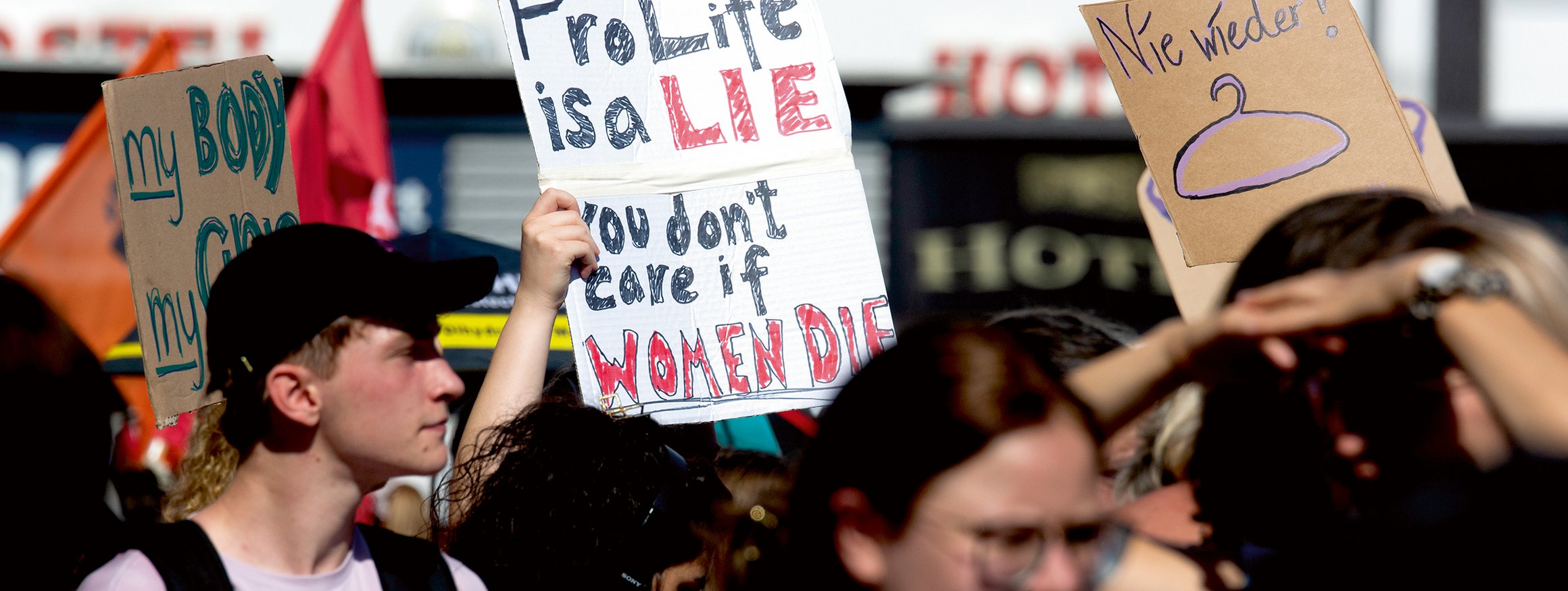 Mehrere Menschen mit Kartonschildern bei einer Pro-Life-Demonstrastration in Köln