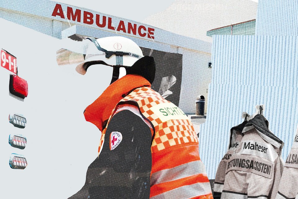 Ein Notfallsanitäter in Arbeitskleidung
