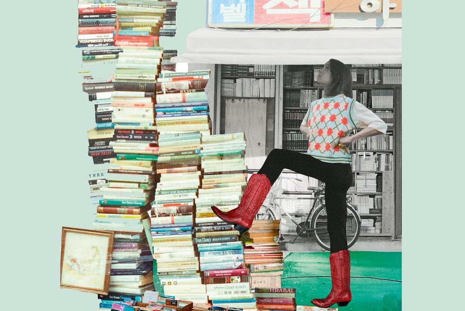 Die Illustration zeigt eine Frau mit großen Lederstiefeln, die Hände in die Hüfte gestemmt, die vor eine Bücherladen mit einem sehr großen Bücherstapel davor steht und daran hochschaut