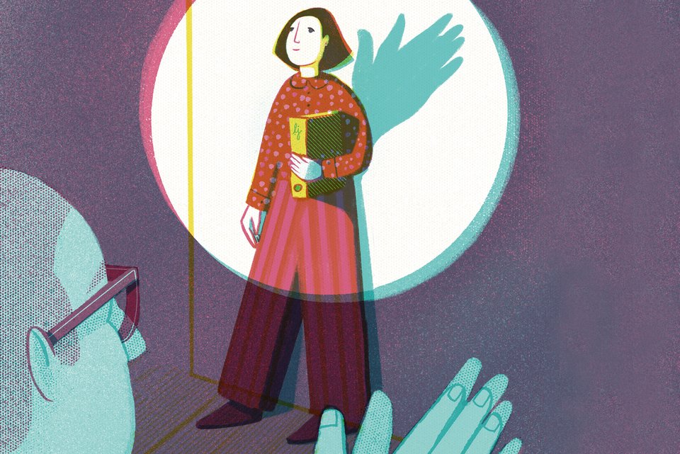 Die Illustration zeigt eine Frau mit Aktenordner im Scheinwerferlicht, hinter der die Schattenhände eines Mannes sind, der ihr Beifall klatscht