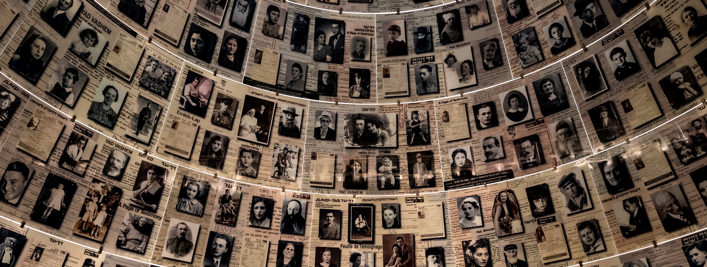 Eine Bilderwand in der Halle der Namen in der Holocaust-Gedenkstätte Yad Vashem