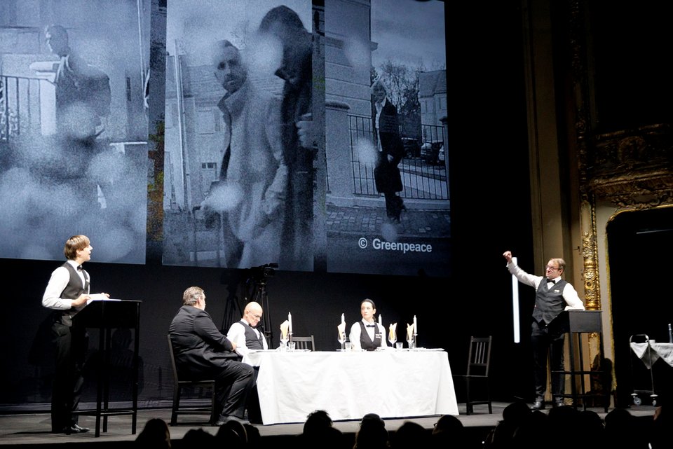 Die Schauspieler des Berliner Ensemble stellen auf der Bühne das geheime Potsdamer Treffen von rechtsextremen Kräften im Januar 2024 nach