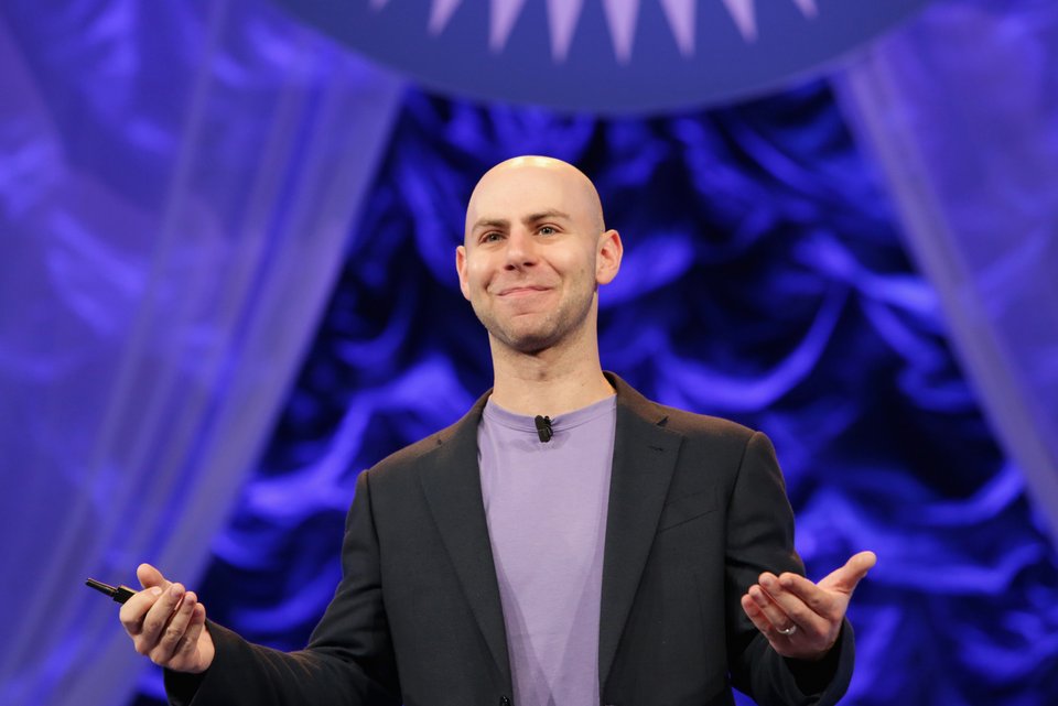 Der Organisationspsychologe und Professor, Adam Grant findet, dass das Geheimnis des Erfolgs das Geben ist