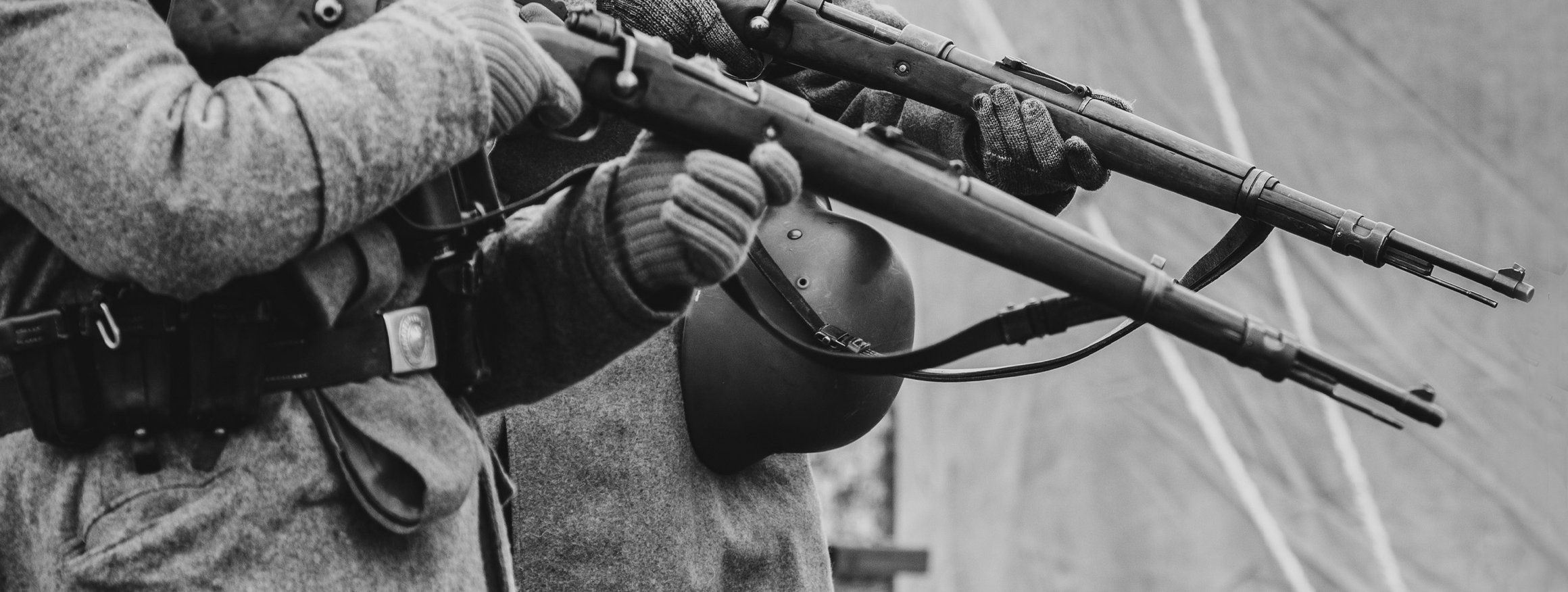 Soldaten im zweiten Weltkrieg halten ihre Waffen auf ein Ziel gerichtet